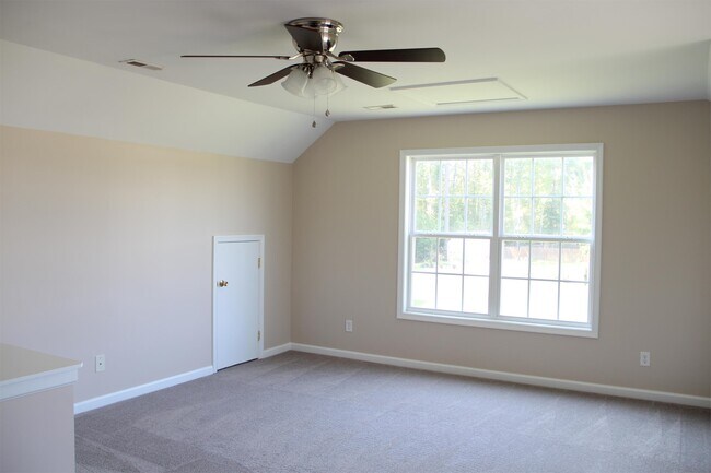 Building Photo - 107 Enchanted Way