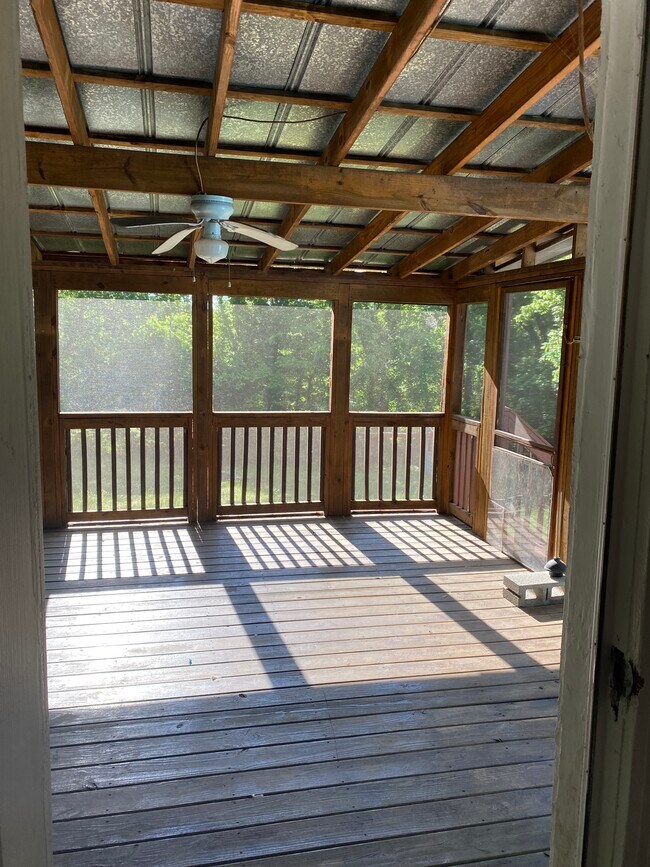 Building Photo - 318 Maple St