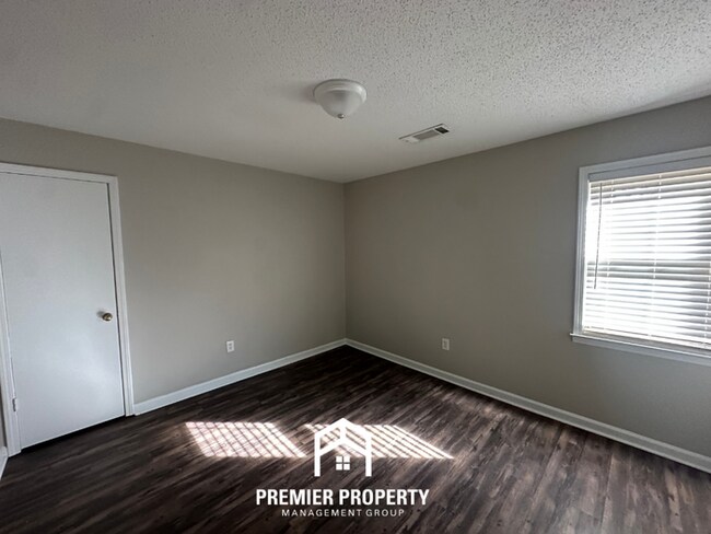 Building Photo - 2714 Gerald Ford Dr W