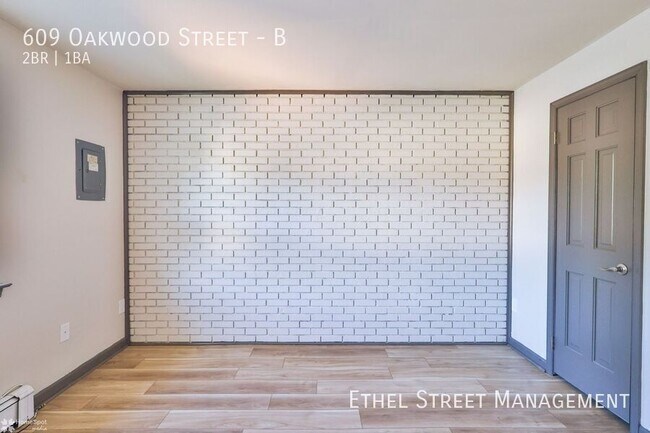 Building Photo - 609 Oakwood St