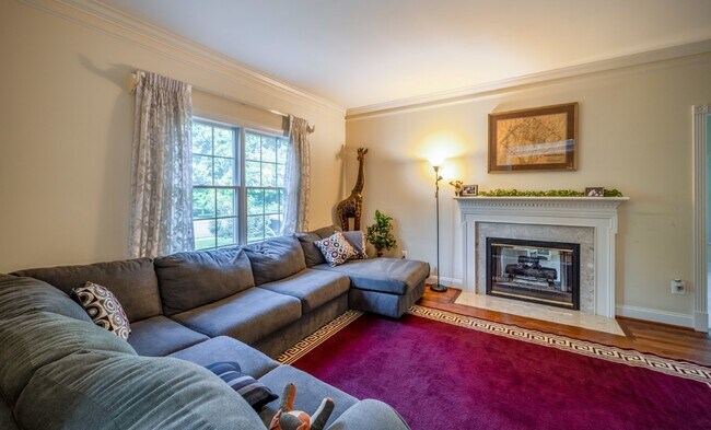 Building Photo - Beautiful home with pool | 6,000+ square feet