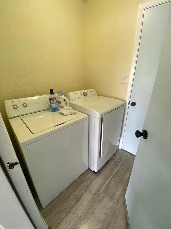 Building Photo - Furnished 3 bed/2bath HOME