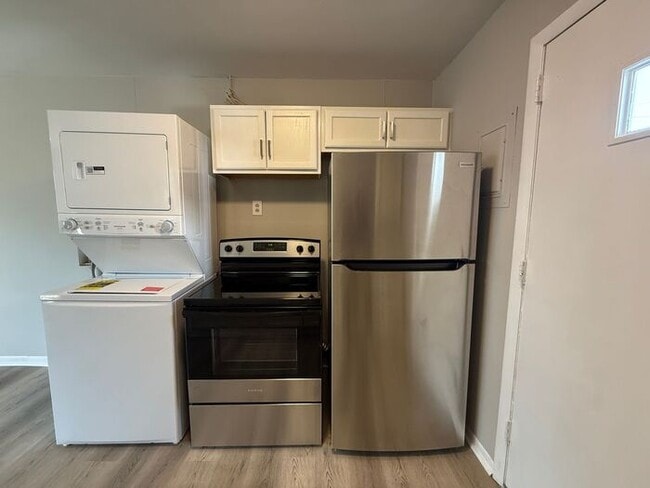 Building Photo - Renovated Duplex in Woodbine - Washer and ...