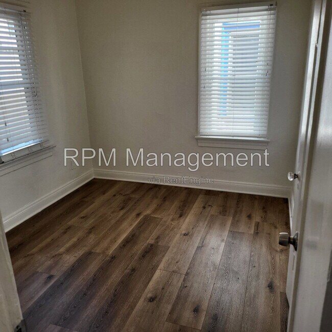 Building Photo - 831 1/3 N Formosa Ave