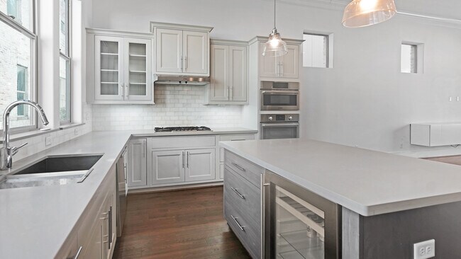 Building Photo - 4018 University Grove St