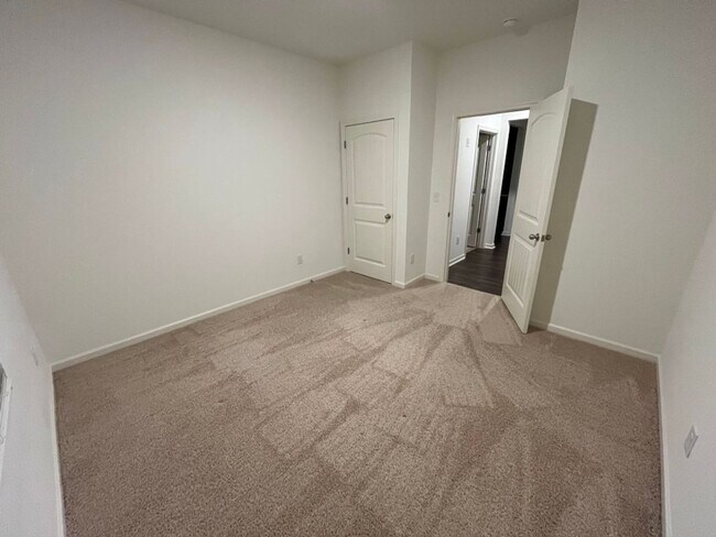 Building Photo - Move in Ready: 4 bedroom- 2 bath Beauty! Appliances Included