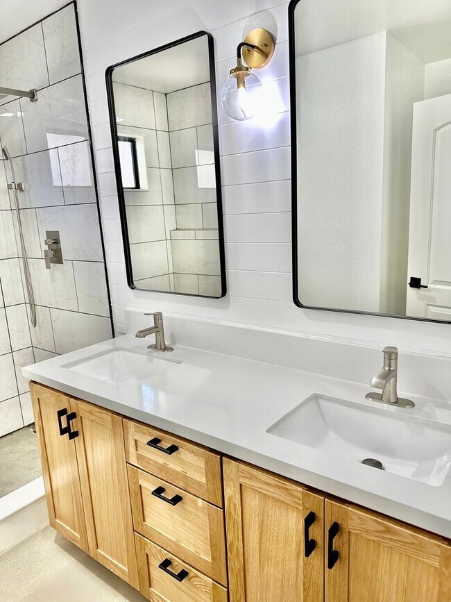 Building Photo - Fully Remodeled 3/2 in Northwest Fresno