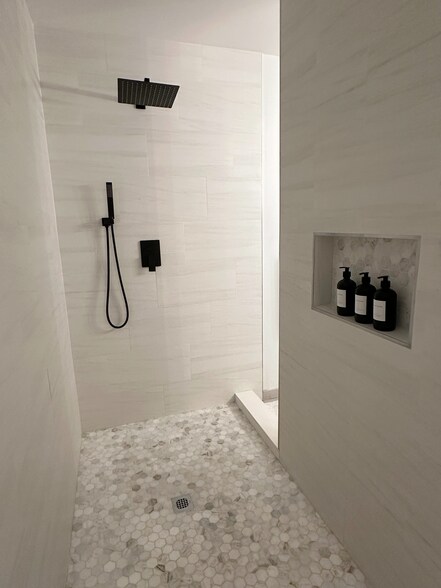 Building Photo - 723 SE 16th Ct