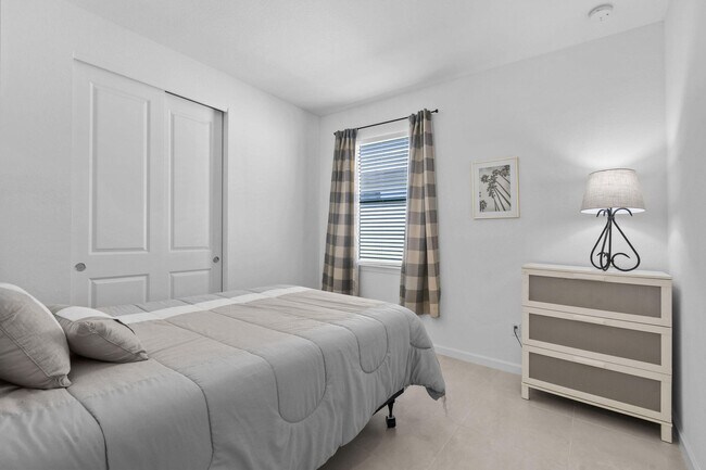 Building Photo - 758 SE Courances Dr