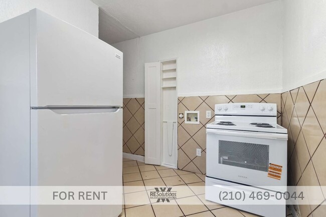 Building Photo - 1630 W Rosewood Ave