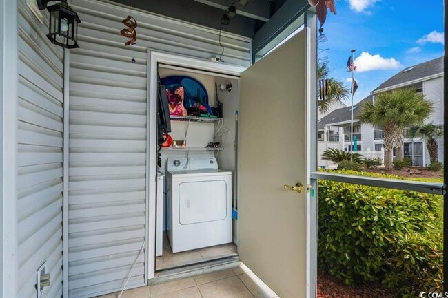 Building Photo - Ground floor, 2 bedroom, 2 bath- 10 mins to Surfside Beach.