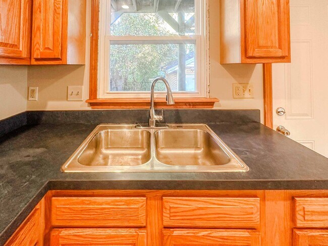 Building Photo - Very well maintained three bedroom house w...