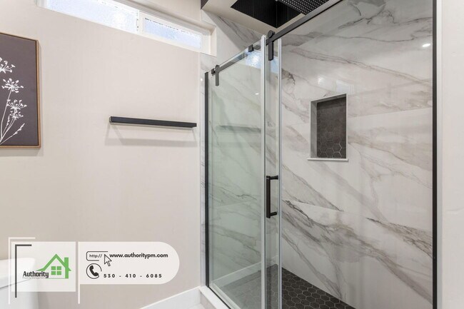 Building Photo - 1140 Redbud Dr