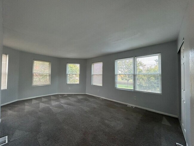 Building Photo - 819-823 Riverview Terrace