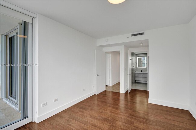 Building Photo - 848 Brickell Key Dr