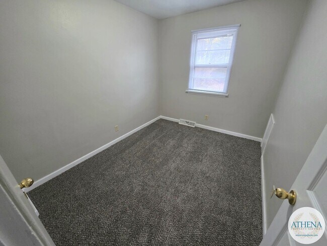 Building Photo - 3 Bedroom / 1 Bath House - SIZABLE YARD & W/D INCLUDED