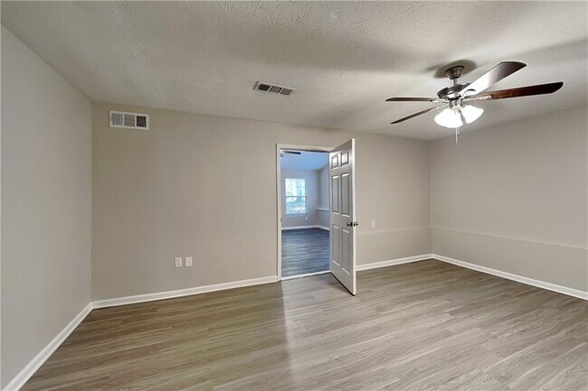 Building Photo - 3929 Lookout Point Dr