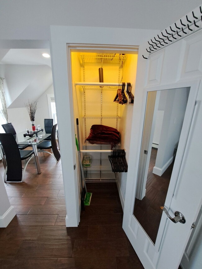 Building Photo - 14 Roy St