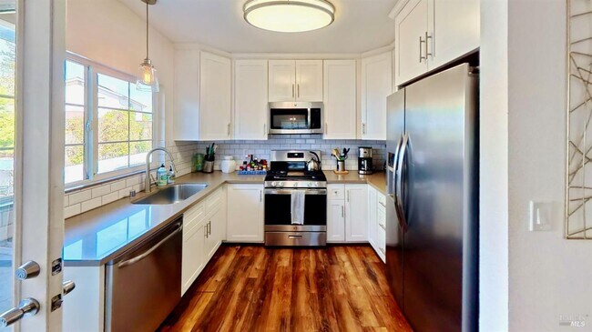 Building Photo - 1017 Carob Ct