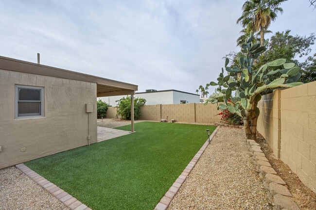 Building Photo - 17024 E Calle Del Sol