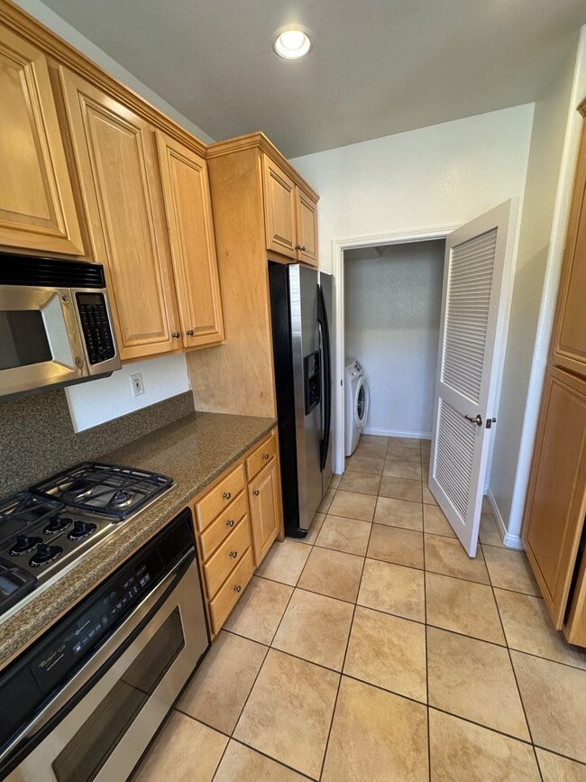 Building Photo - Beautiful Mission Valley Townhome in Escal...