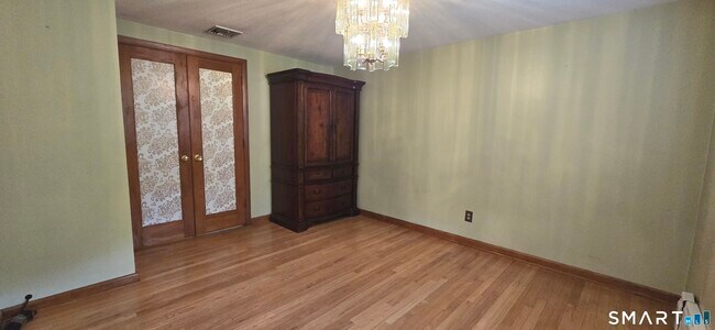 Building Photo - 453 Strickland St