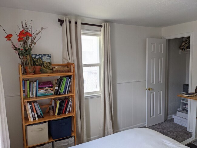 Building Photo - Darling Cottage Near SLCC!