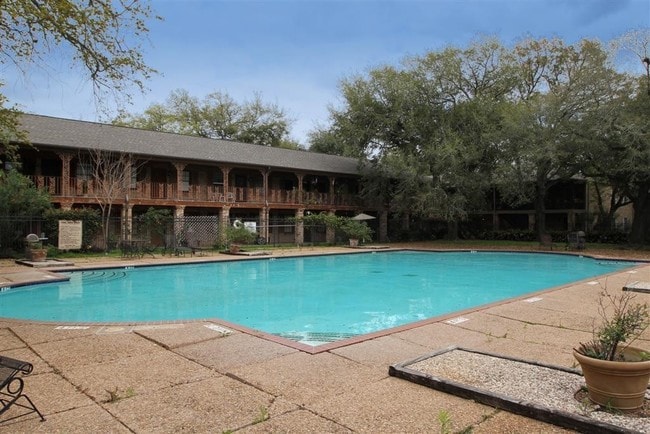 Building Photo - Updated 2-Bed, 2.5-Bath Condo in Sought-Af...