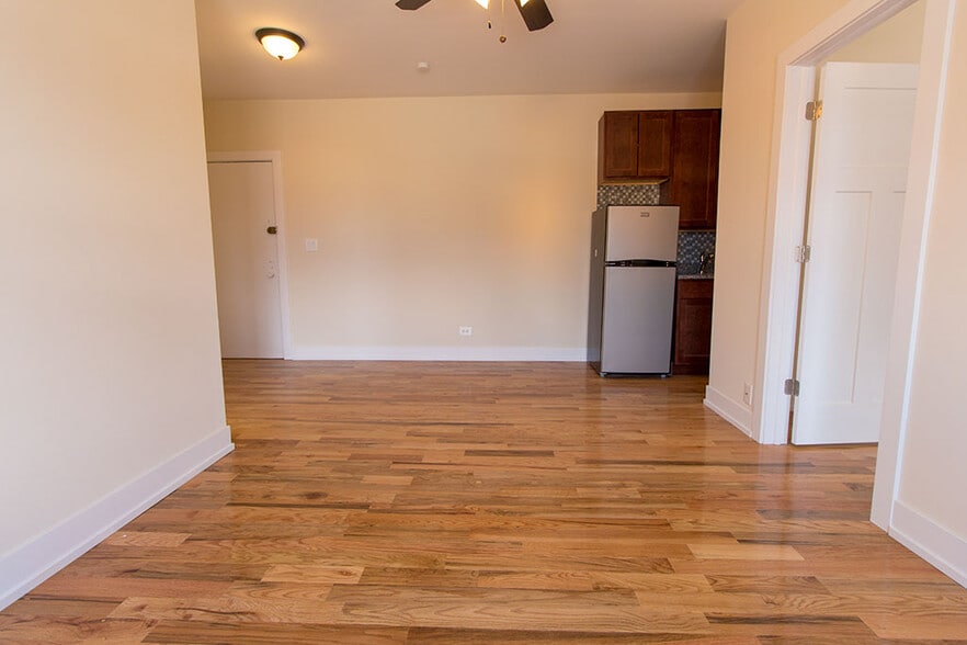 Building Photo - 909 W Cornelia Ave