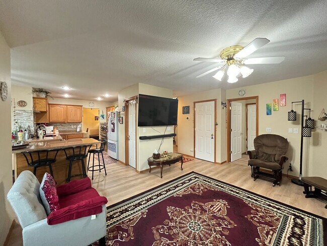 Building Photo - Beautiful 3 Bed, 2.5 Bath House in Central...