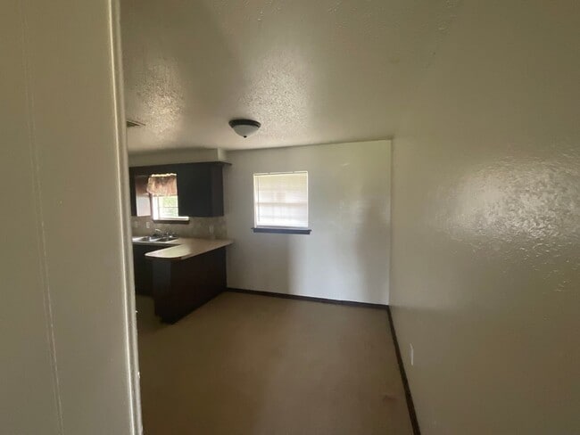 Building Photo - Spacious 4 bed, 1.5 bath