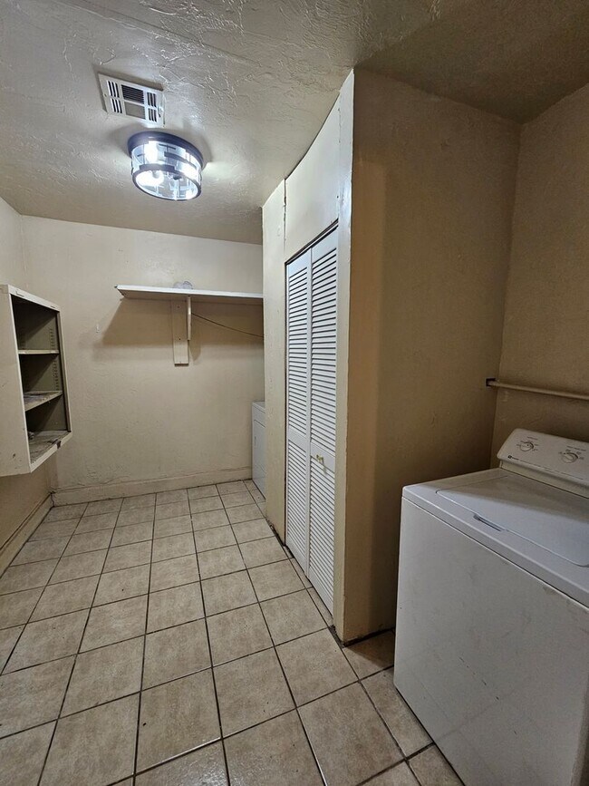 Building Photo - (4) Bed/(2) Bath Close to Campus! Avail Ea...
