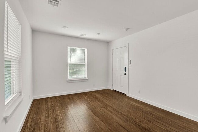 Building Photo - 2608 N Quaker Ave