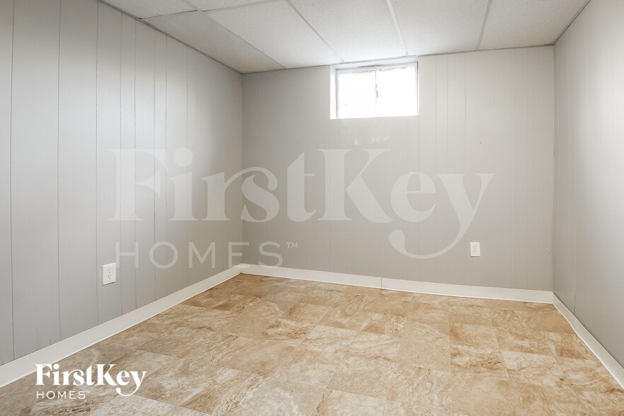 Building Photo - 9648 Roe Ave