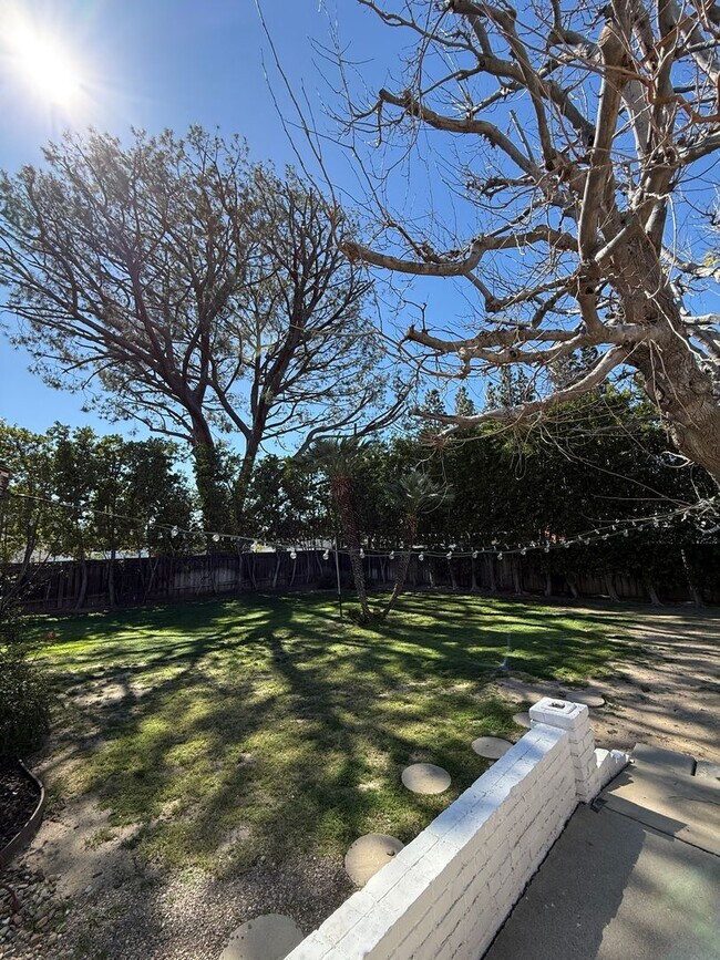 Building Photo - Beautiful, Ranch-Style, 4 Bedroom, 2 Bathroom Northridge Home Available For 1 Year Lease