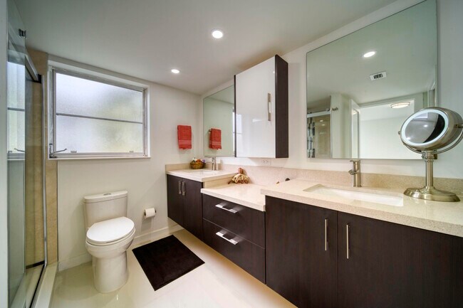Building Photo - 535 Oaks Dr