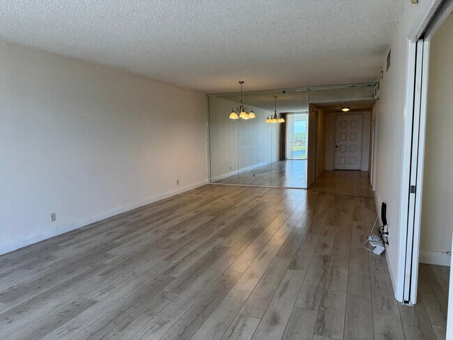Building Photo - 3510 Oaks Way