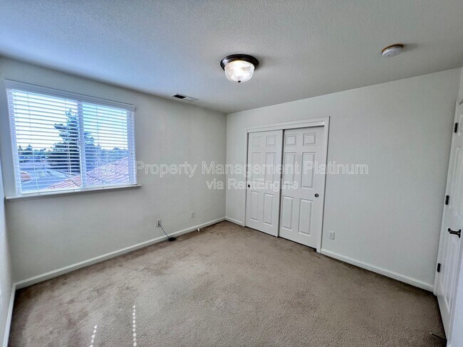 Building Photo - 5460 W Ashcroft Ave