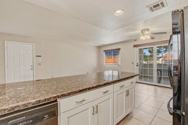 Building Photo - Upgraded 2 bedroom 2 bath upstairs condo 1 WEEK FREE RENT