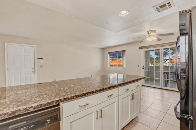 Building Photo - Upgraded 2 bedroom 2 bath upstairs condo