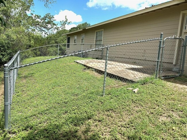 Building Photo - 3306 Westhill Dr