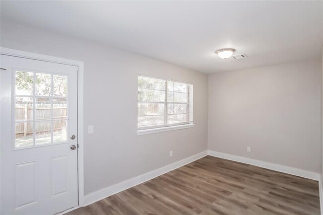 Building Photo - 445 Larkspur Ct
