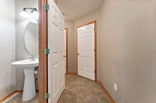 Building Photo - Large 3BR + Loft Townhome | 2-Car Garage | 1,715 Sq Ft