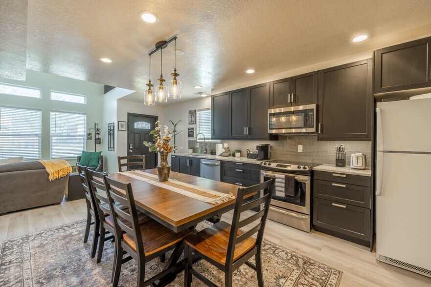 Building Photo - 924 Lowell Ave S