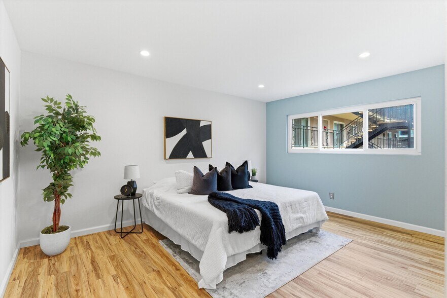 Building Photo - 3609 E 2nd St