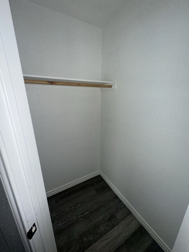 Building Photo - AVAILABLE NOW! (SECTION 8 ACCEPTED)