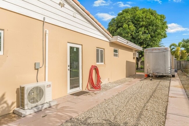 Building Photo - 724 NE 2nd St