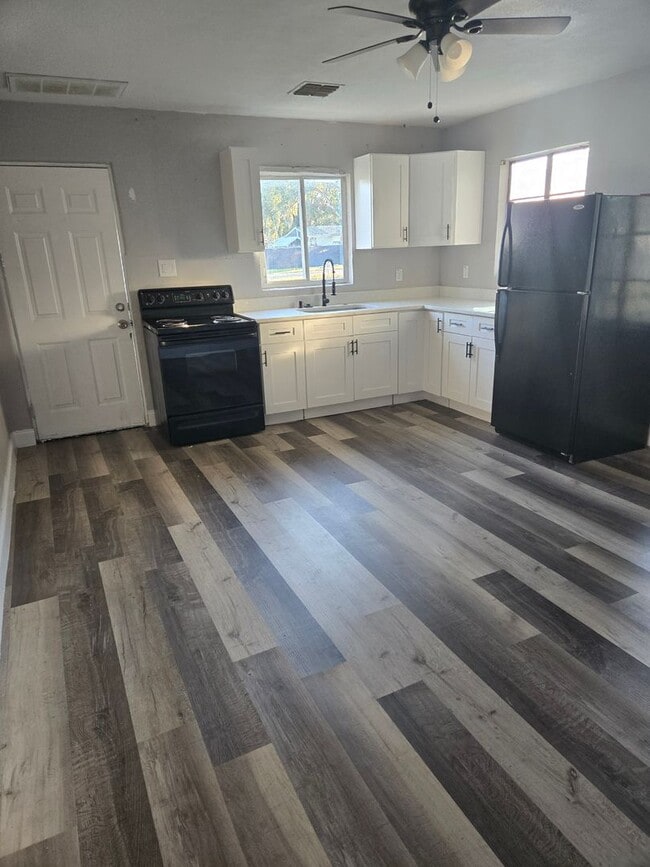 Building Photo - Charming 1-Bedroom Duplex Home for Rent in Zephyrhills!