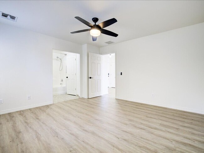 Building Photo - ** WOW $500.00 OFF FIRST FULL MONTHS RENT ...