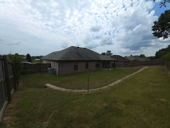Building Photo - BEAUTIFUL and SPACIOUS 3-bedroom, 2-bathro...